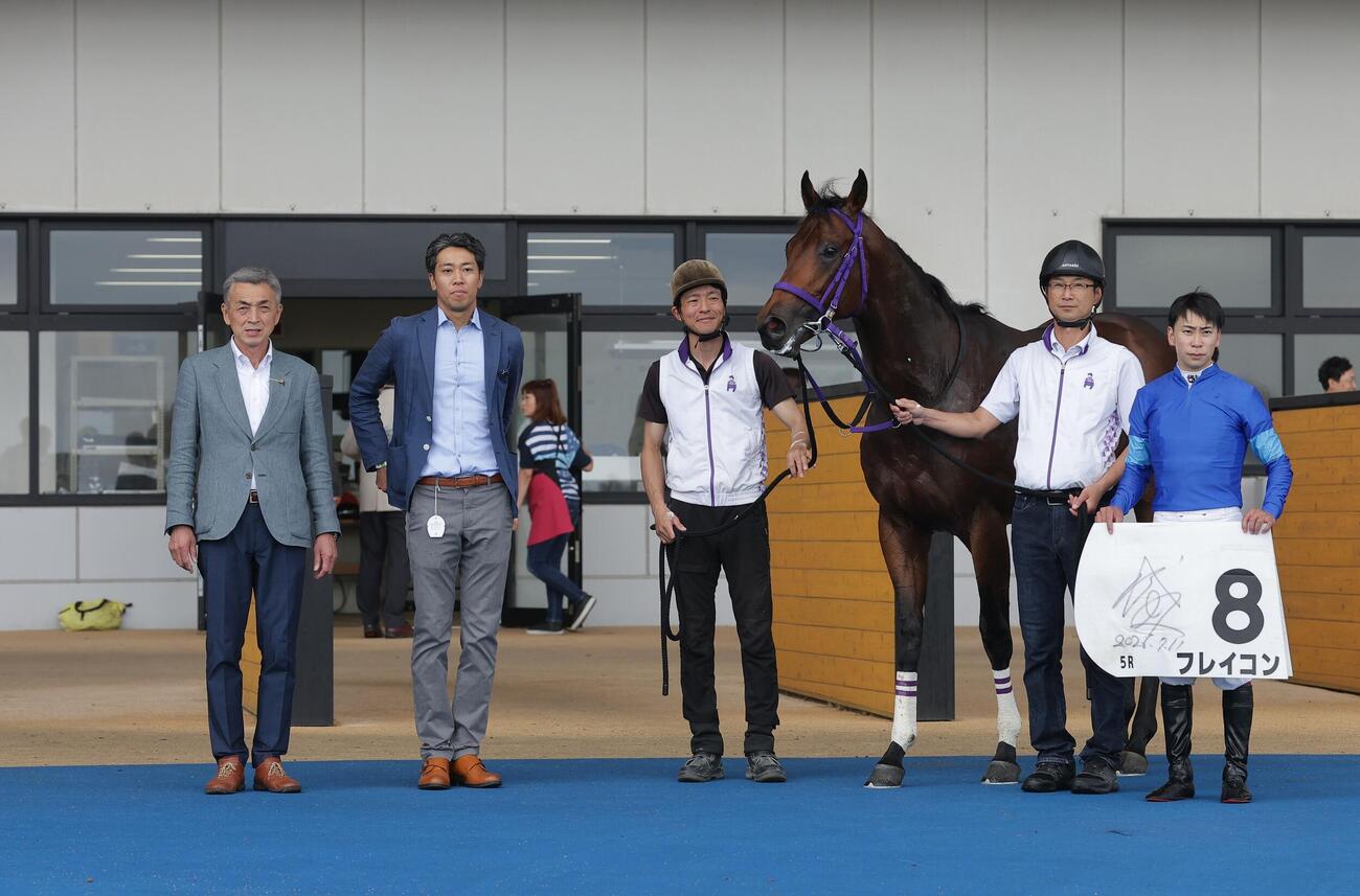 函館5R新馬戦を制したフレイコンと横山武史騎手（右端）