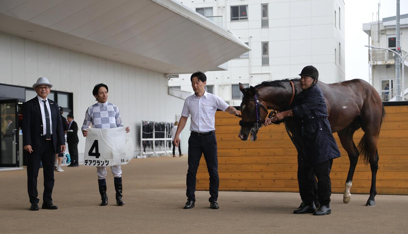 函館5R、2歳新馬戦を制したデアグランツと浜中騎手