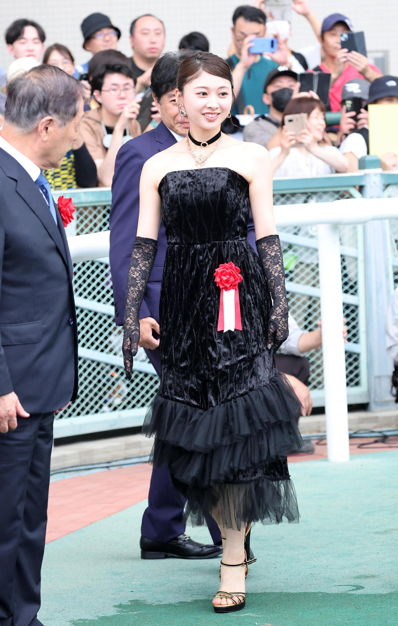 七夕賞のプレゼンターを務める富田鈴花（撮影・鈴木正人）