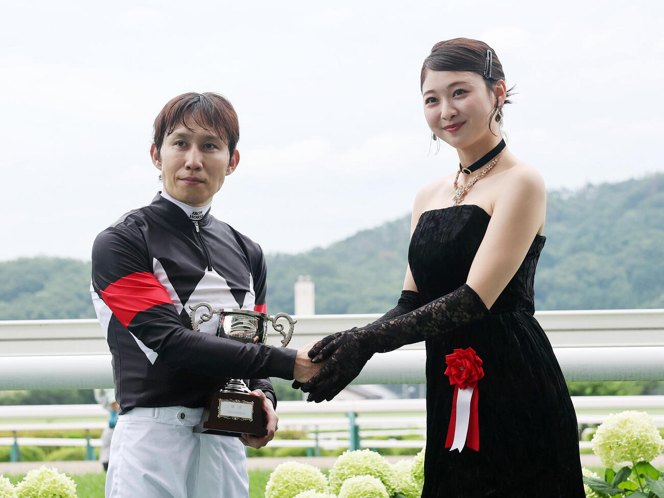 七夕賞を制した田辺裕信騎手とプレゼンターを務めた富田鈴花（撮影・鈴木正人）
