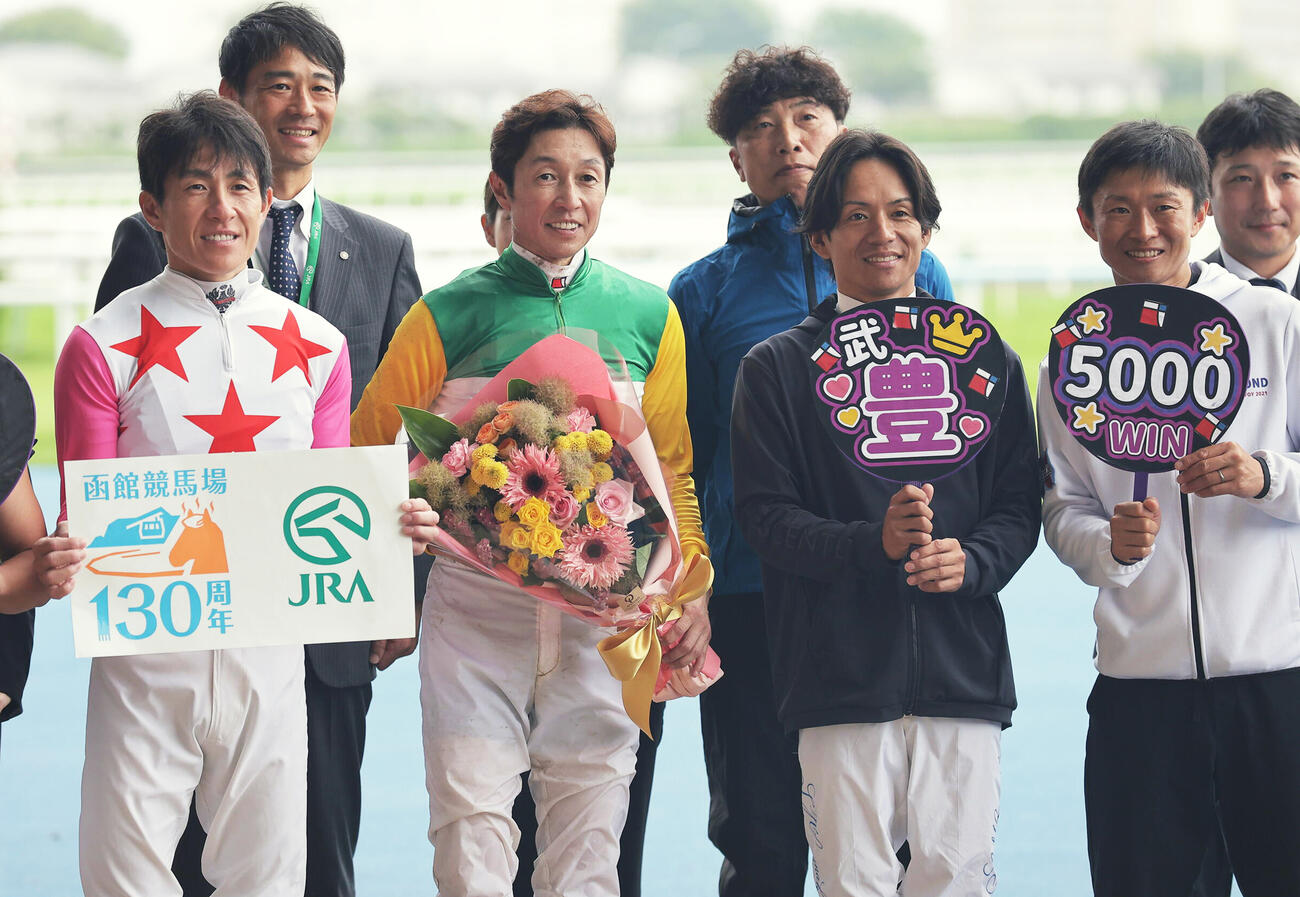 函館7R、ヒミノエトワールで通算5000勝を達成した武豊騎手（左から2人目）