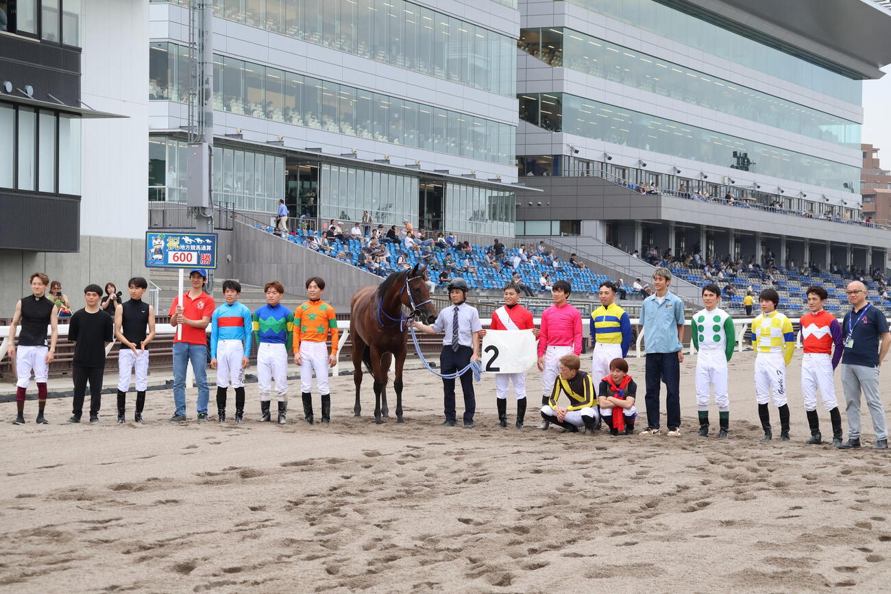 浦和4Rをアンジュレーヌで勝利し地方競馬通算600勝を達成した川崎の野畑凌騎手（右から10人目）