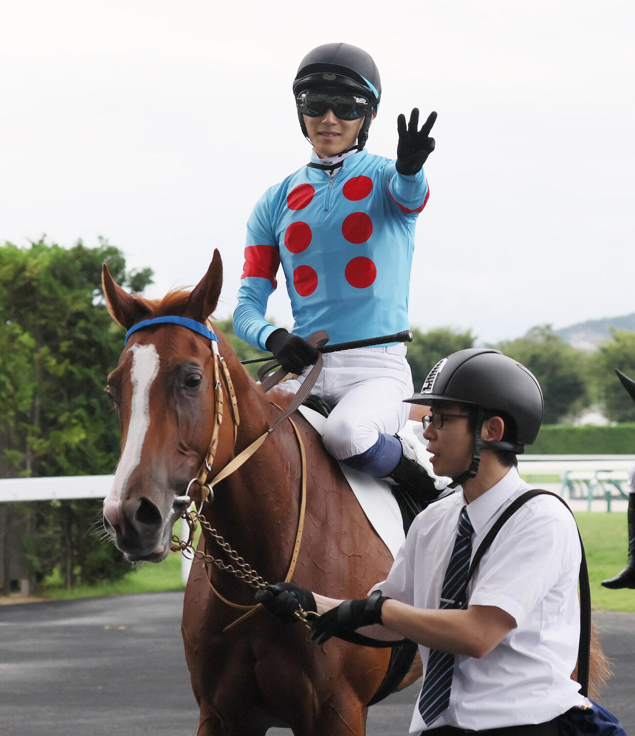 福島5R、2歳新馬戦をシルクドマルスで制して、この日3勝目をアピールする坂井瑠星騎手（撮影・丹羽敏通）