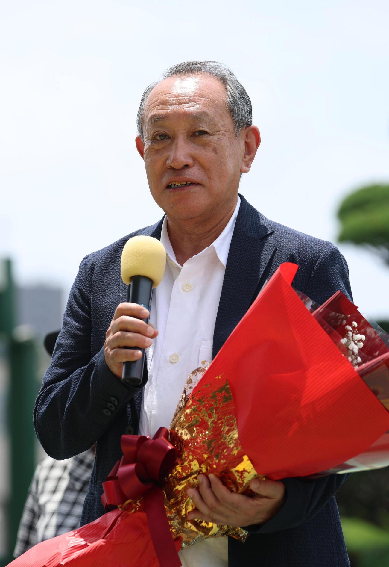 小倉ターフ賞を受賞しファンにあいさつする谷潔調教師（撮影・白石智彦）