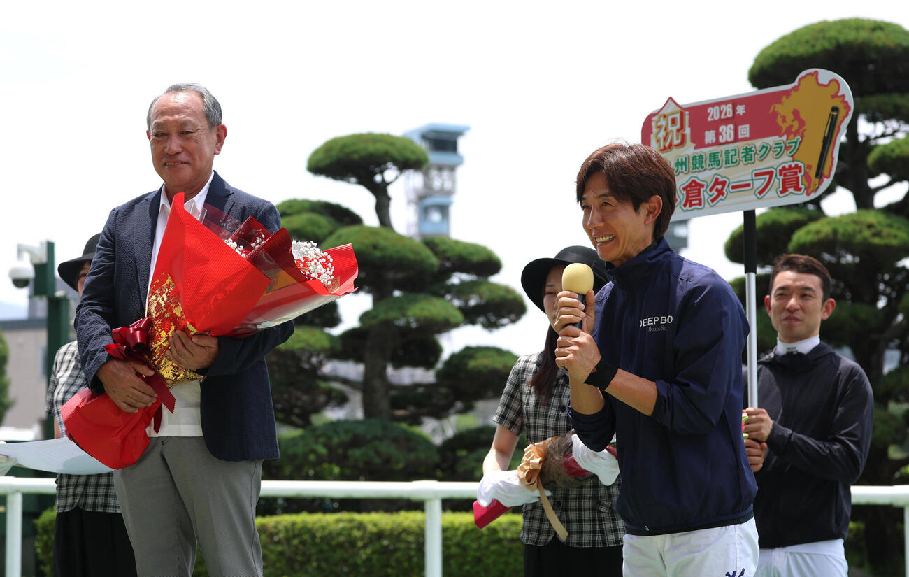 小倉ターフ賞を受賞した谷潔調教師（左）に感謝を述べる幸英明騎手（撮影・白石智彦）