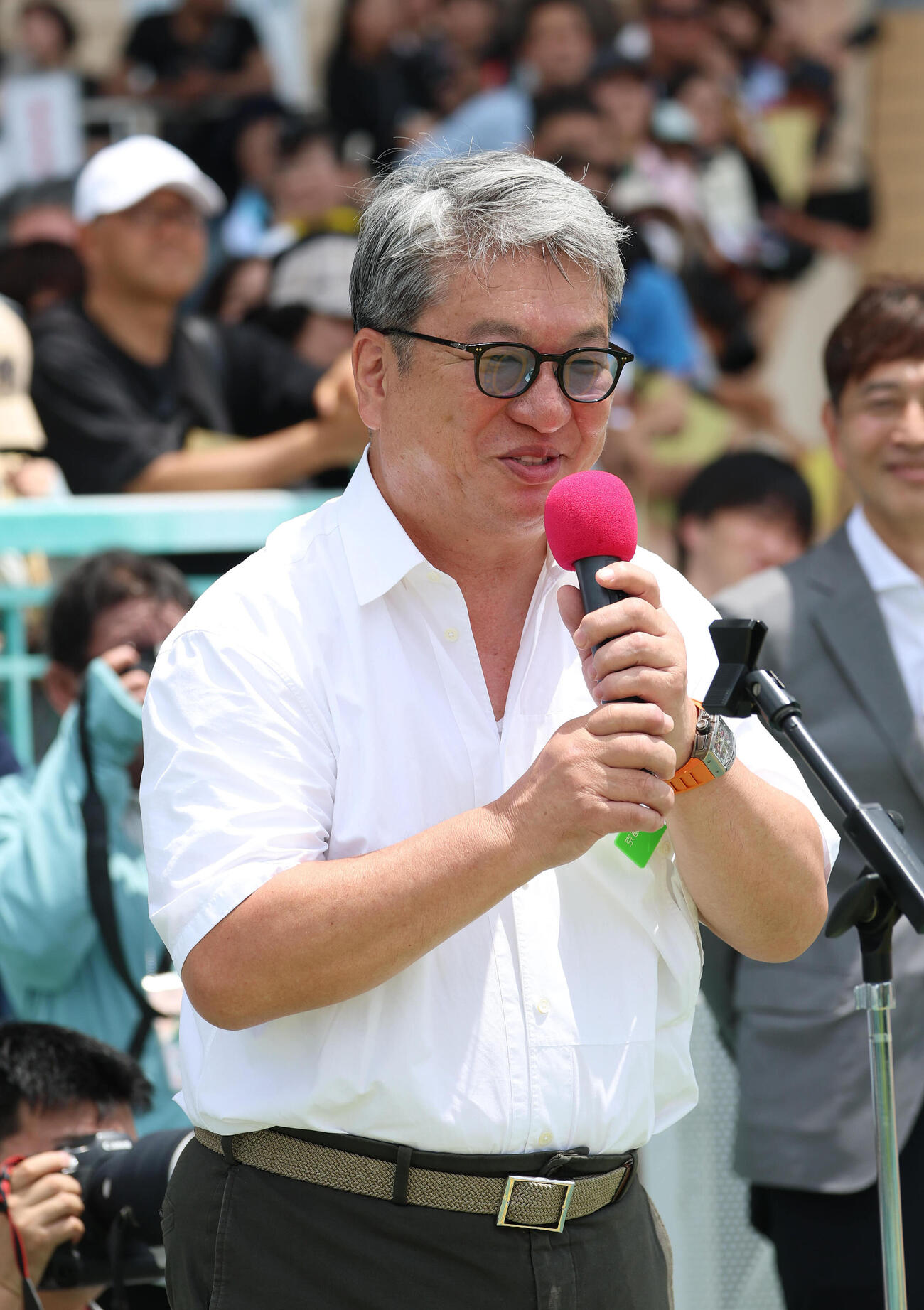 小倉ターフ賞を受賞した谷潔調教師にお祝いの言葉を述べる岡浩二コーナー（撮影・白石智彦）