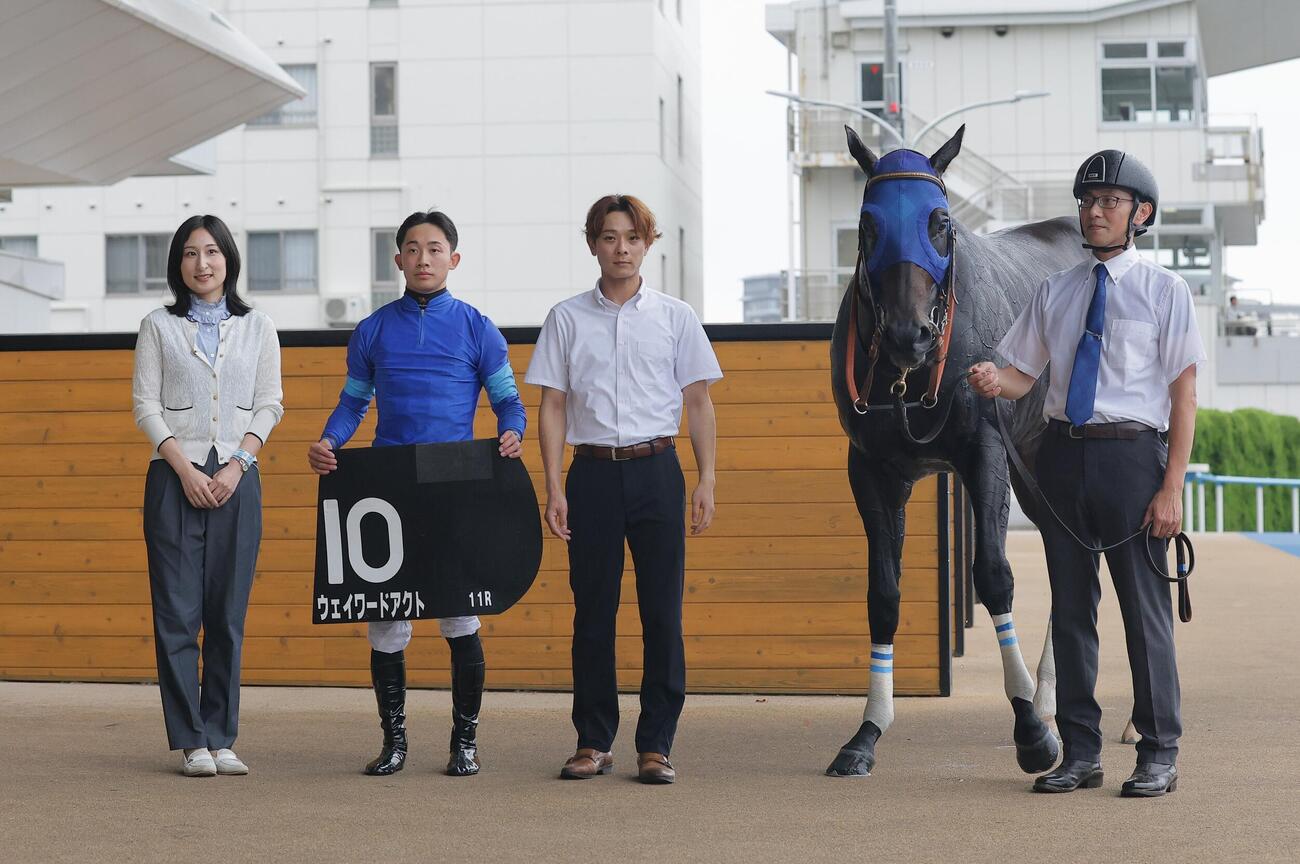 マリーンSを制したウェイワードアクトと舟山瑠泉騎手（左から2人目）