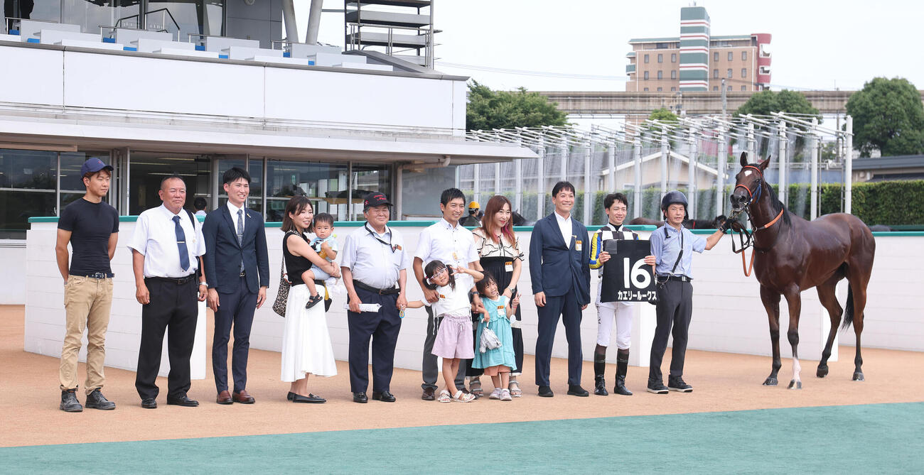 ひまわり賞を勝利したカエリールークスと口取りに並ぶ松山弘平騎手（右から2人目）（撮影・白石智彦）