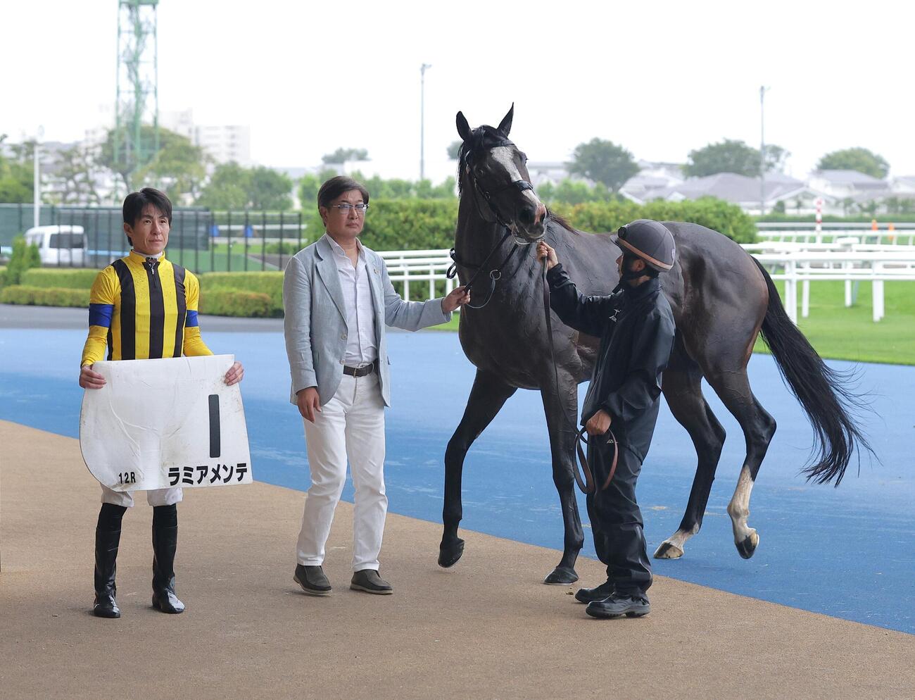 函館12R、ラミアメンテで今日3勝目を挙げた丹内祐次騎手（左端）
