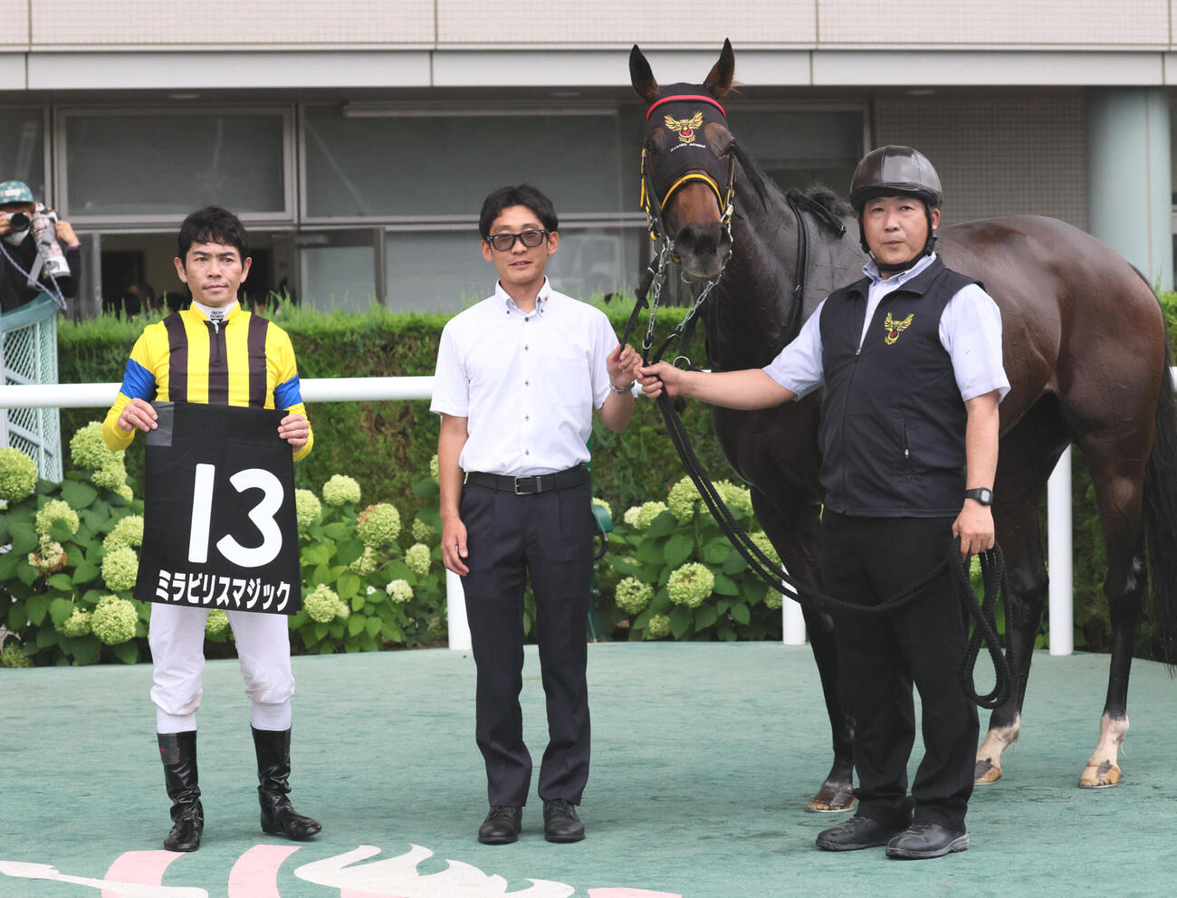 福島11R、阿武隈Sを制したミラビリスマジックの口取りをする戸崎圭太騎手と千葉直人調教師（撮影・丹羽敏通）
