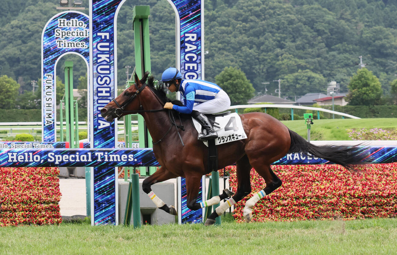 福島5R、2歳新馬戦を制したグランオギュールと荻野極騎手（撮影・丹羽敏通）