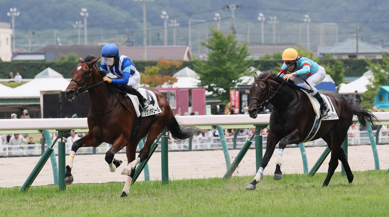 福島5R、2歳新馬戦を制したグランオギュールと荻野極騎手（撮影・丹羽敏通）