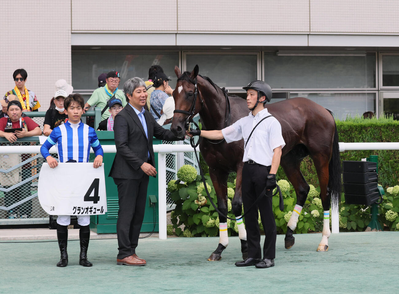 福島5R、2歳新馬戦を制したグランオギュールの口取りをする荻野極騎手と林徹調教師（撮影・丹羽敏通）