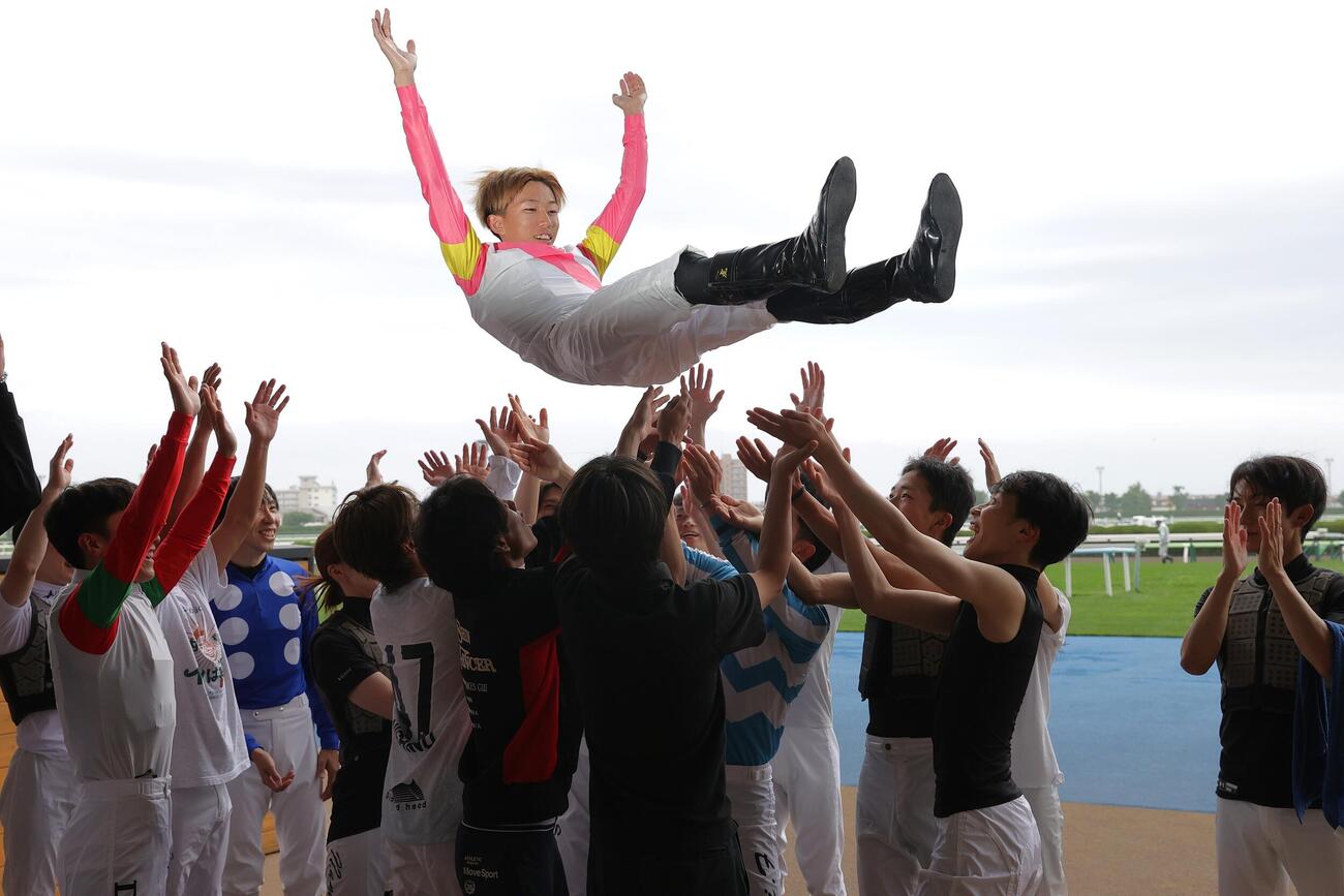 函館7R、ジョッキー仲間に胴上げされる鷲頭虎太