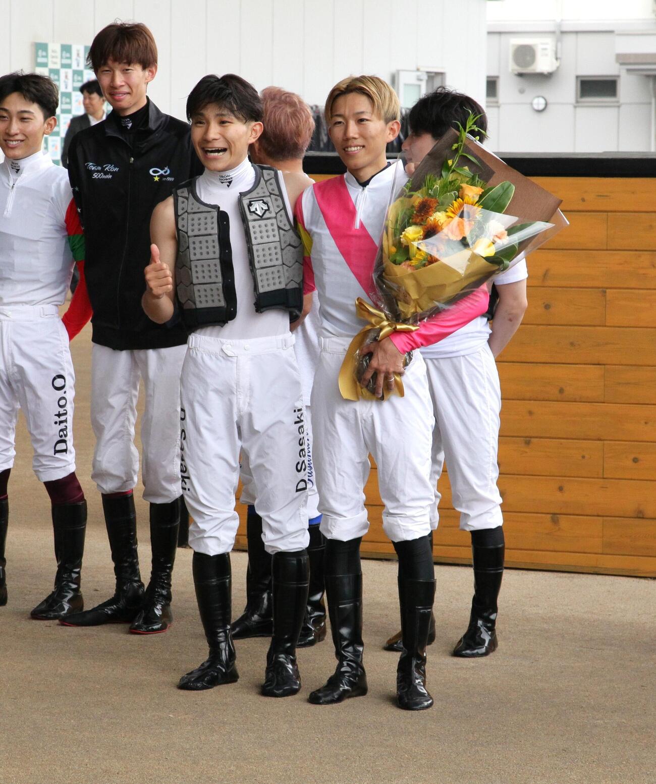 函館7R、佐々木大輔騎手（左）と鷲頭虎太
