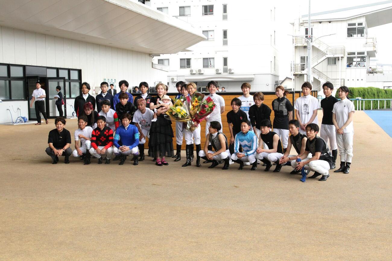 函館7R、ジョッキー仲間と記念写真に納まる鷲頭虎太（中央）