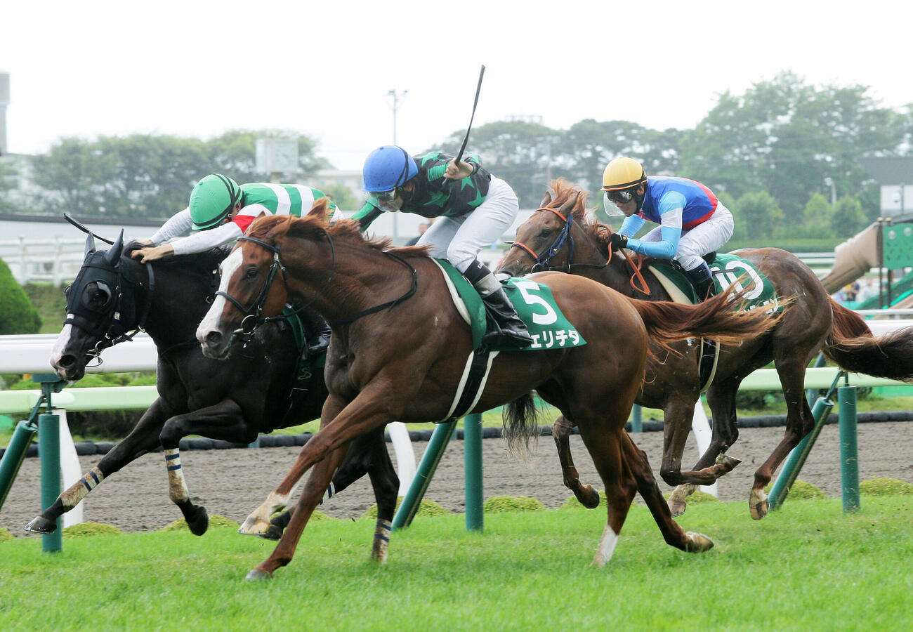 函館11R、函館2歳ステークスを制したフェリチタ（手前）