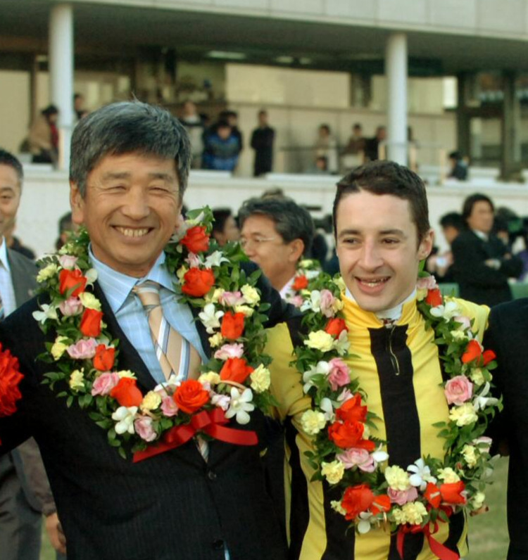 ハーツクライで有馬記念を制し写真に納まる吉田照哉オーナー（左）とルメール騎手（2005年12月撮影）