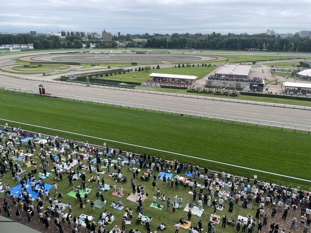 開催初日の1R発走直前の札幌競馬場