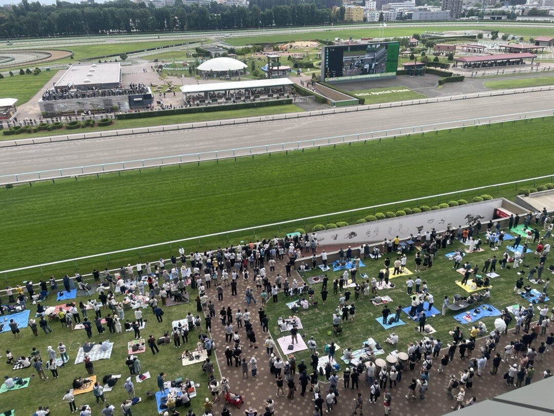 開催初日の1R発走直前の札幌競馬場