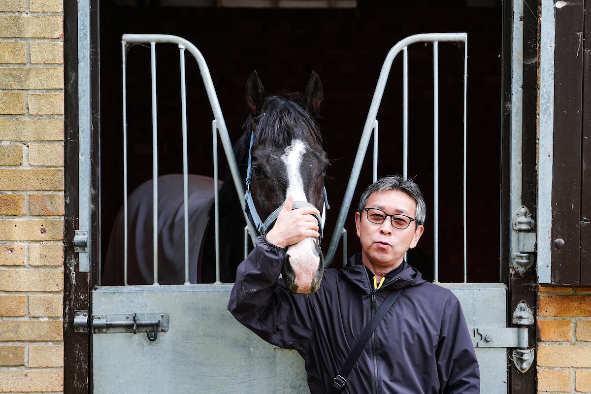ニューマーケットに滞在するマスカレードボールと手塚貴久調教師（C）Megan　Rose　Photography