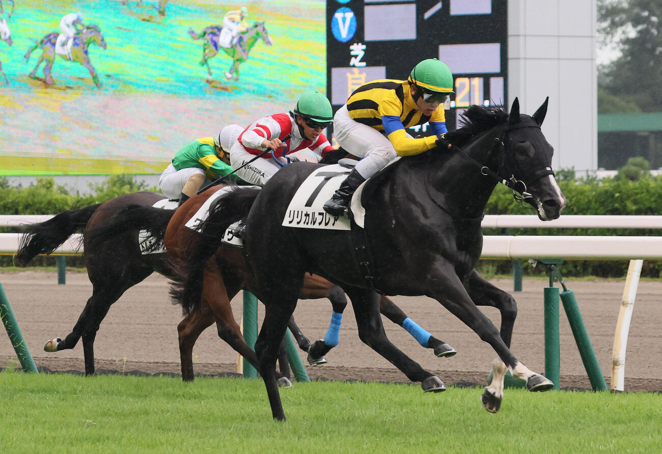 新潟1R、2歳未勝利戦を制したリリカルフレアと戸崎圭太騎手（撮影・丹羽敏通）