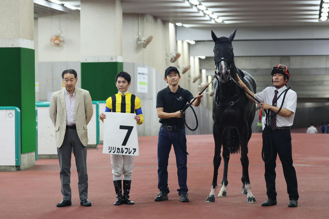 新潟1R、2歳未勝利戦を制したリリカルフレアの口取りをする畠山吉宏調教師と戸崎圭太騎手（撮影・丹羽敏通）