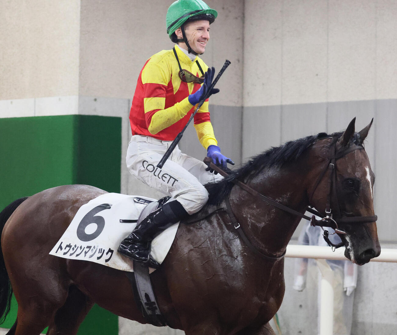 新潟2R、2歳新馬戦を制したトウシンマジックとジェイソン・コレット騎手（撮影・丹羽敏通）