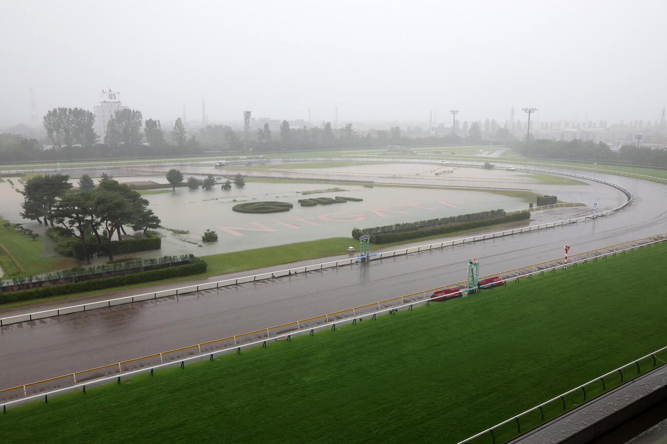 雨で水没した新潟競馬場のダートコース（撮影・丹羽敏通）