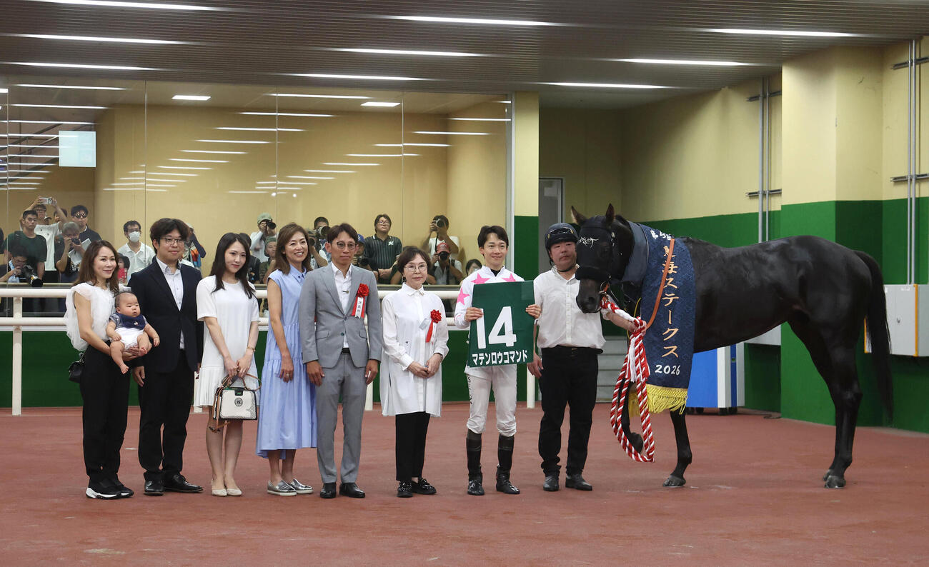 東海Sを制したマテンロウコマンドと口取りに並ぶ松山弘平騎手（右から2人目）（撮影・白石智彦）
