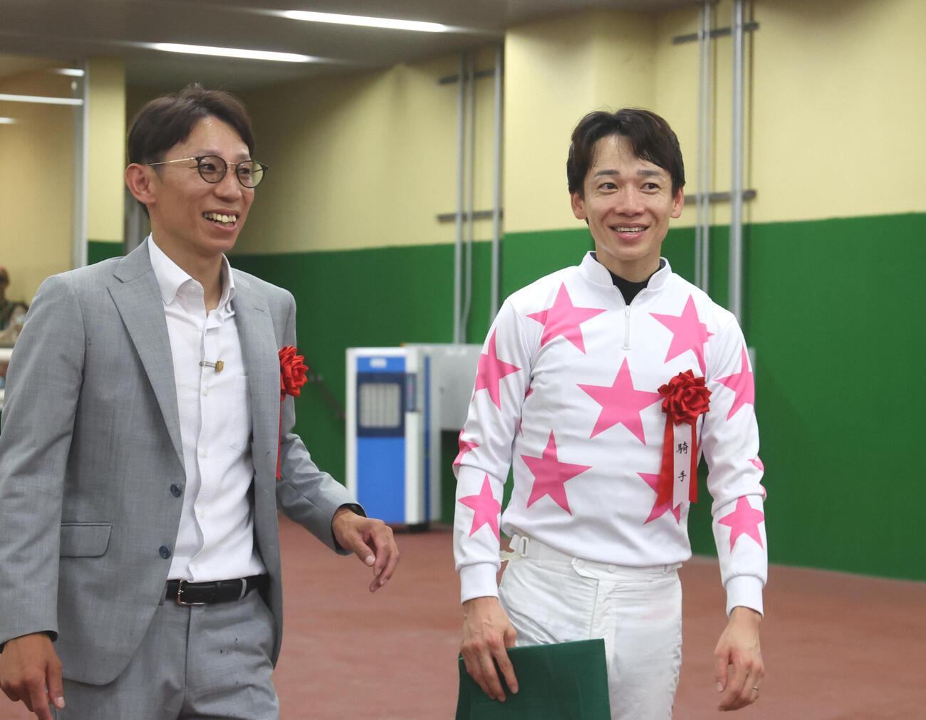 マテンロウコマンドで東海Sを制し笑顔をみせる長谷川師（左）と松山弘平騎手（撮影・白石智彦）