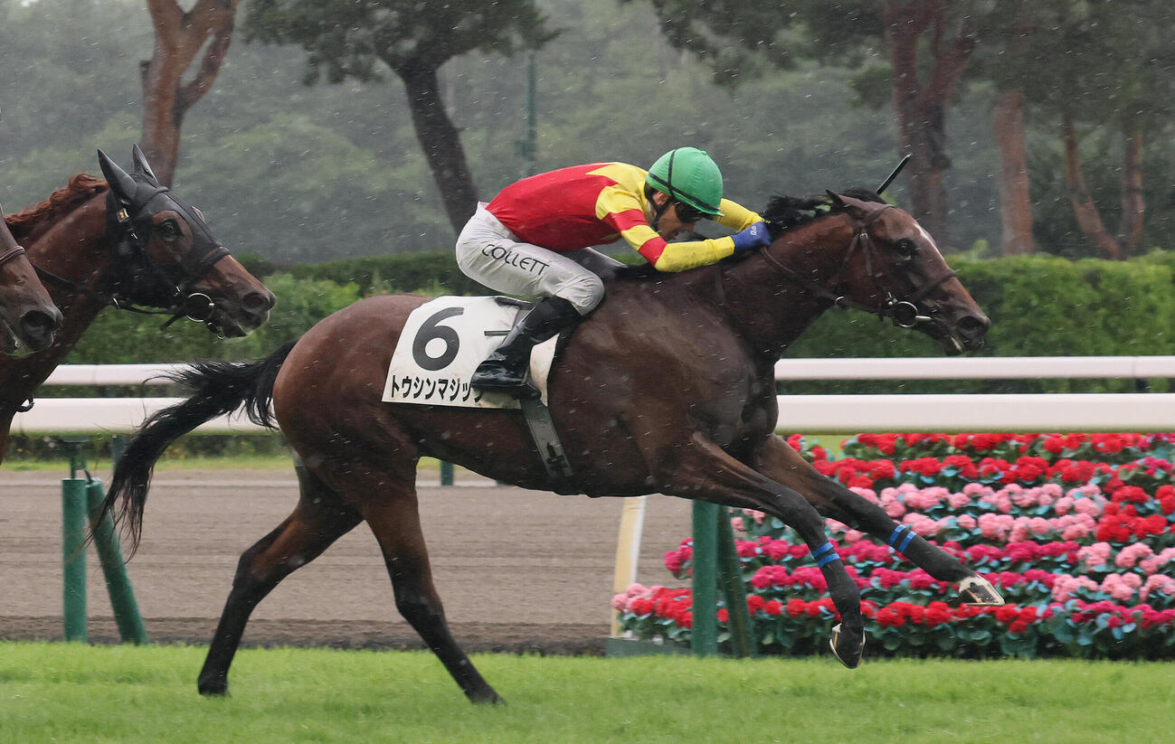 26日、新馬戦を制したトウシンマジックとコレット騎手