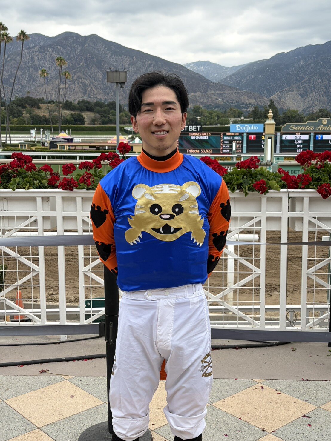 5月30日、独占インタビューに笑顔で応える木村和士騎手（撮影・水谷京裕）