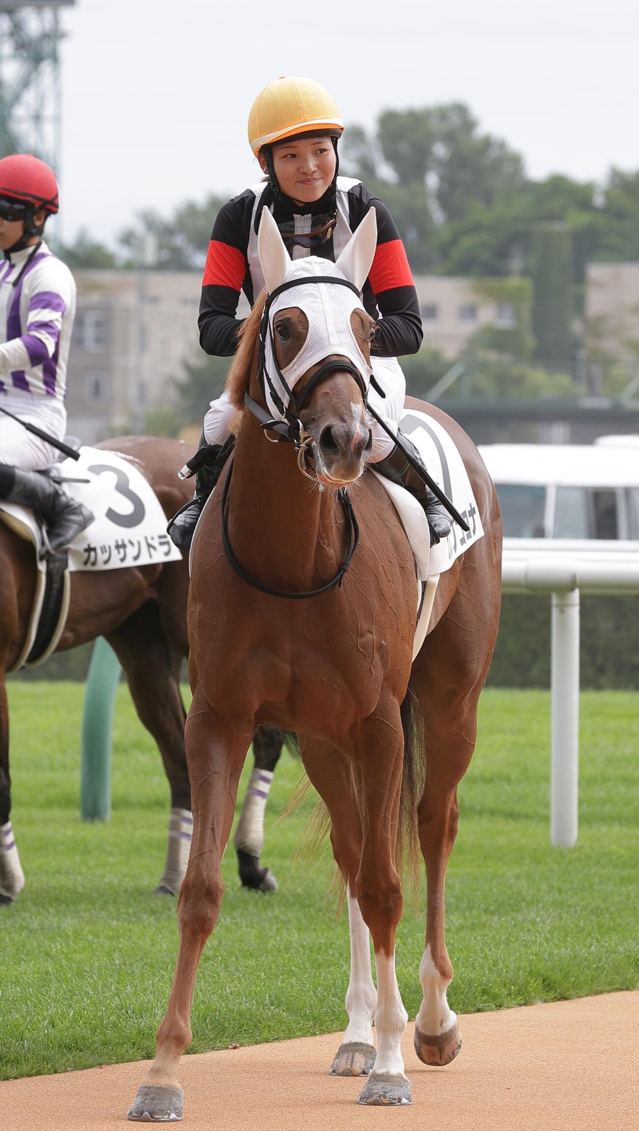 札幌1Rを制したカレンココナと小林美駒騎手（2026年7月25日撮影）