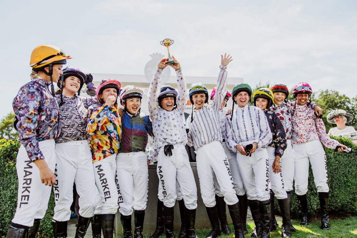マグノリアカップの表彰式で笑顔を見せる騎手たち（C）Goodwood Racecourse