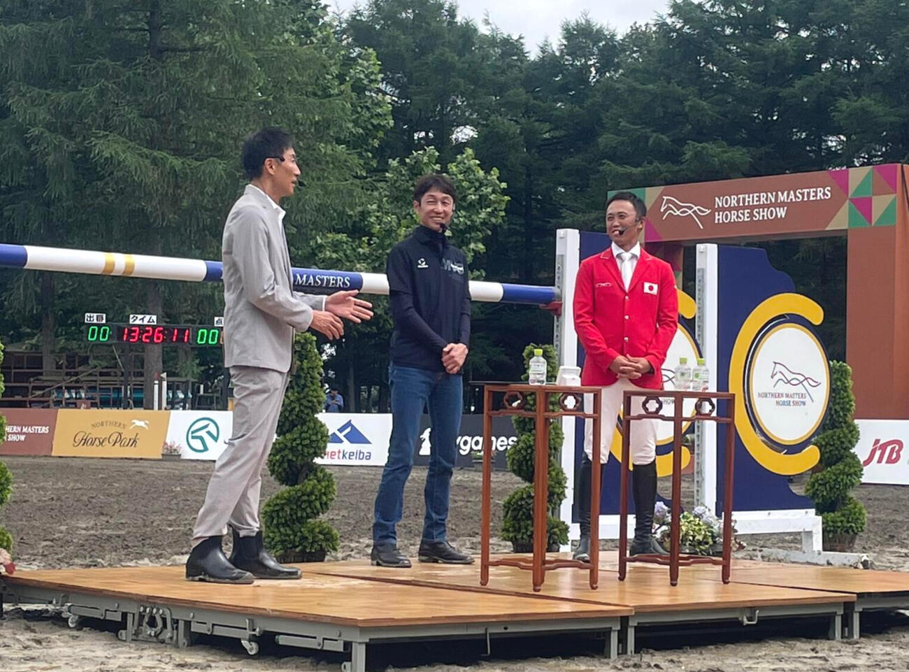 トークショーに出演した武豊騎手（中央）とパリ五輪銅メダルの戸本一真（右）、左は福原直英アナ