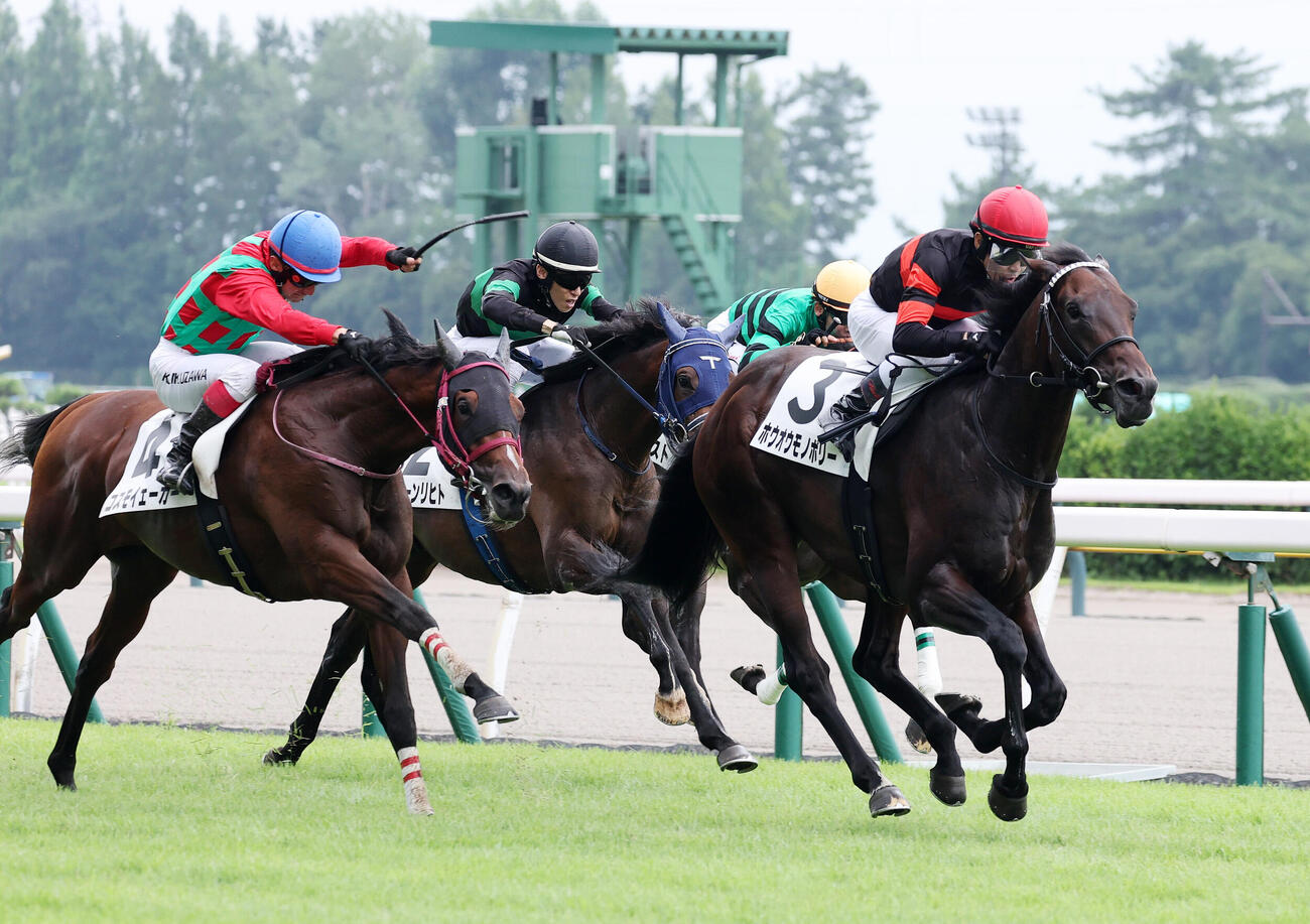 新潟2R 2歳新馬戦を制したホウオウモノポリー（右）と戸崎圭太騎手（撮影・鈴木正人）