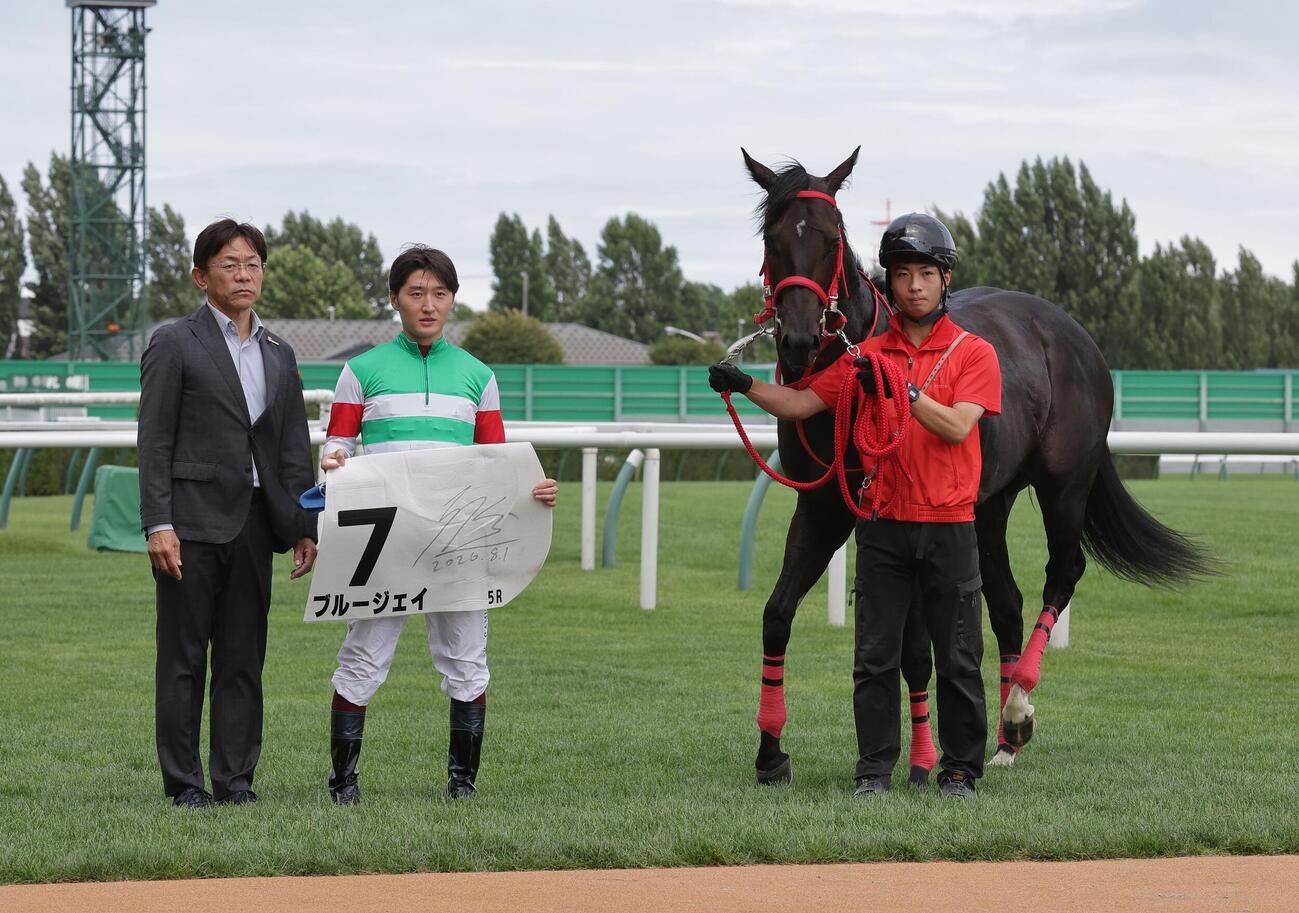 札幌5R新馬戦を制したブルージェイと鮫島克駿騎手（左から2人目）