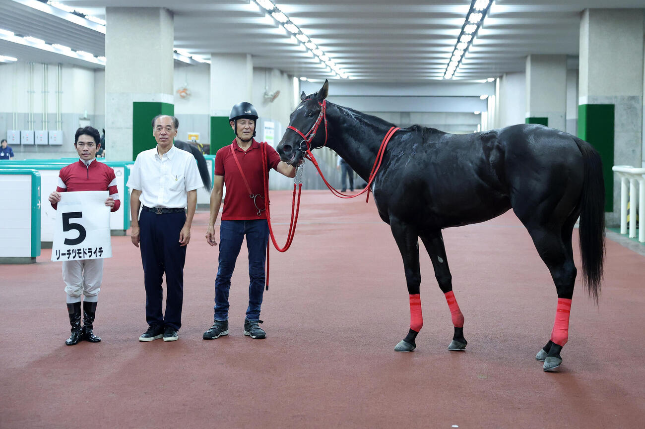 新潟2R、2歳新馬戦を制したリーチツモドライチと口取りに並ぶ戸崎圭太騎手（撮影・鈴木正人）