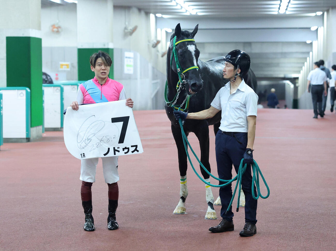 新潟1R、2歳未勝利戦を制したノドゥスと三浦皇成騎手（撮影・鈴木正人）
