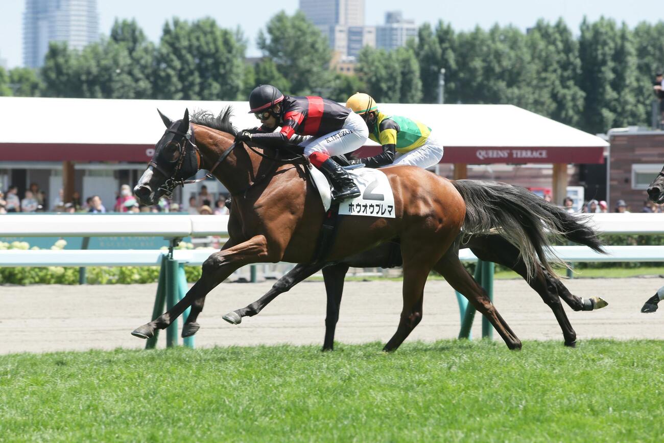 札幌5R、新馬戦を制したホウオウプレマ（手前）