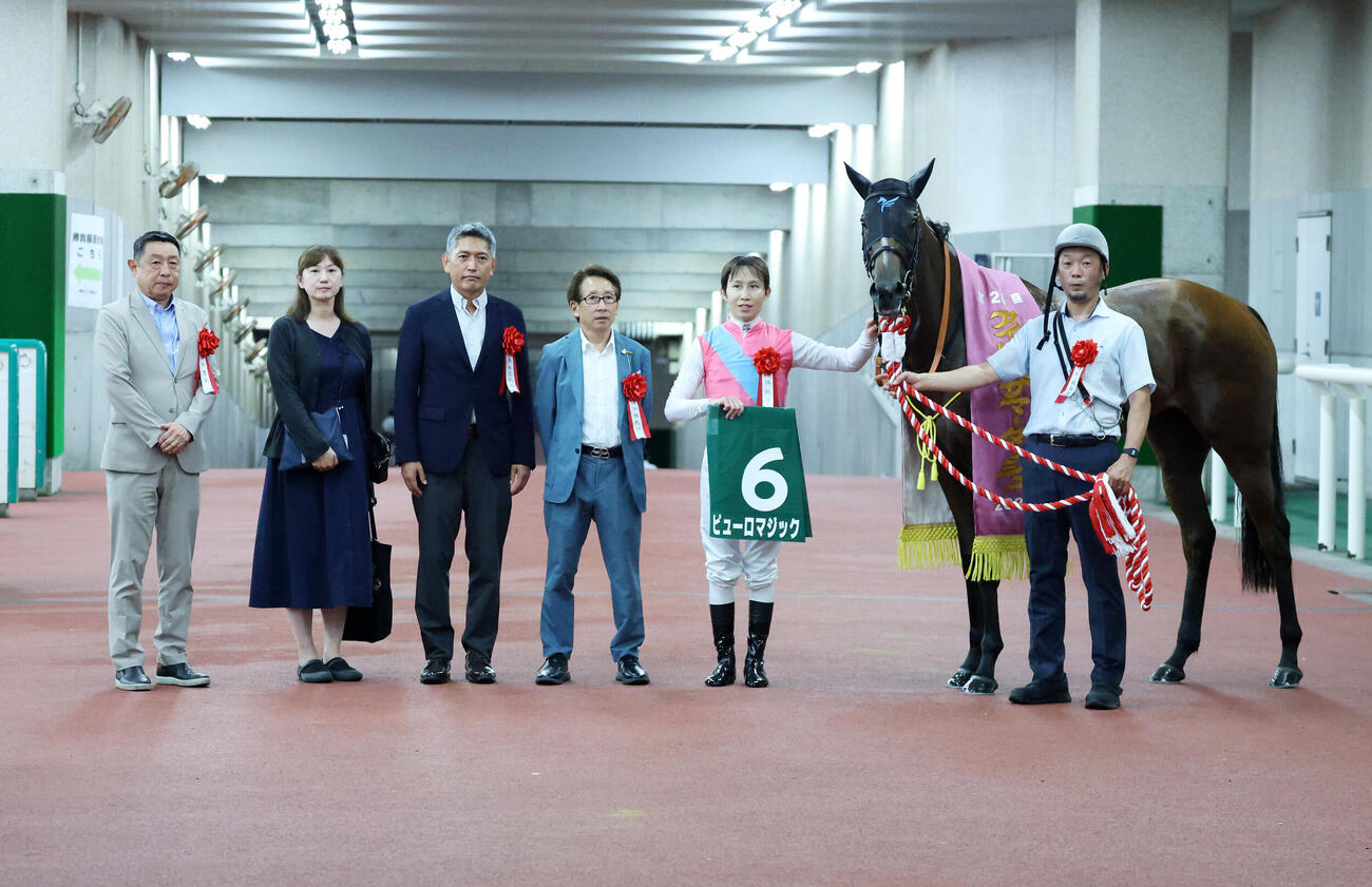 アイビスSDを制し屋内での口取りに臨む田辺裕信騎手（撮影・鈴木正人）