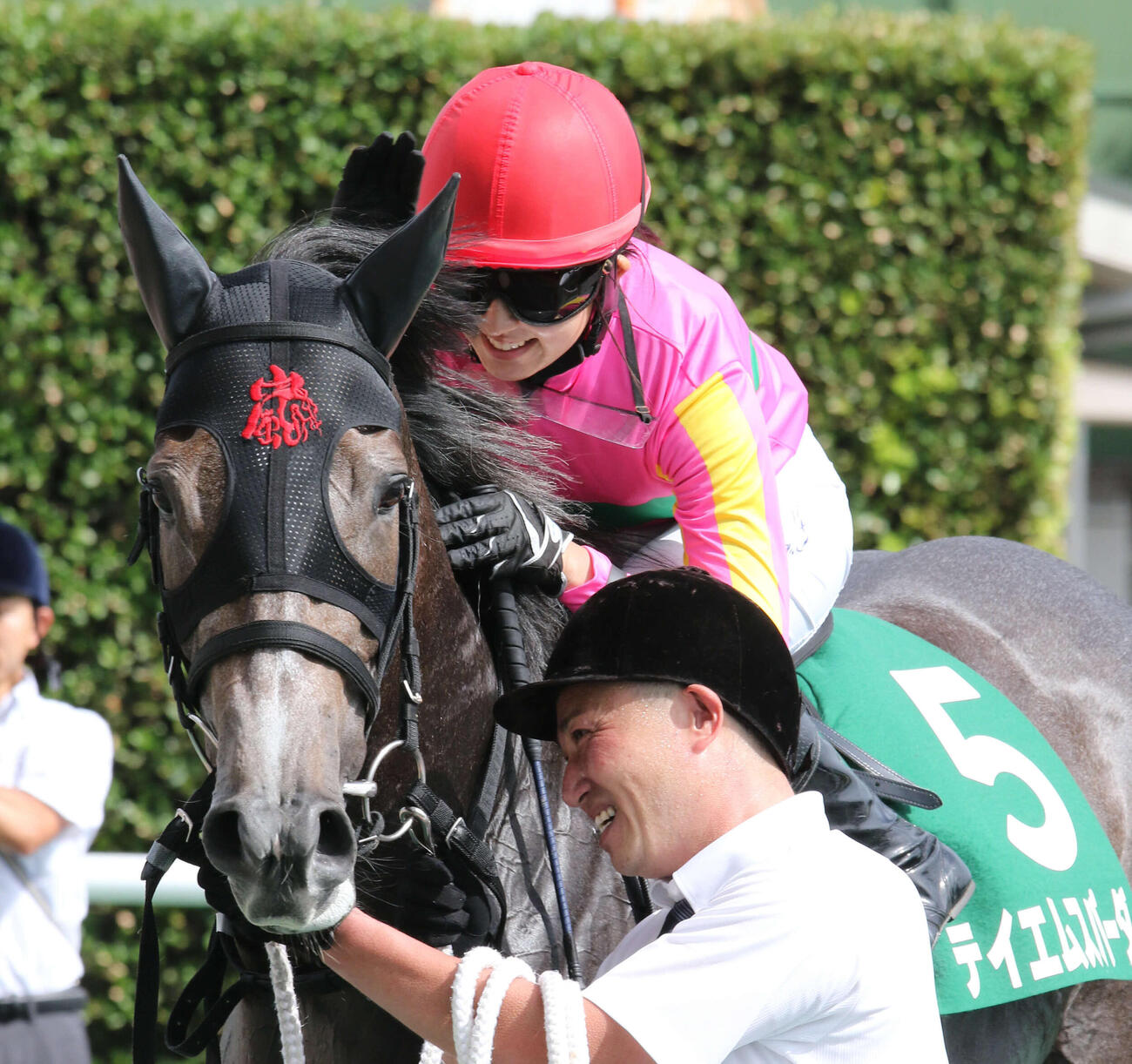 テイエムスパーダの首筋をなでる今村聖奈騎手（2022年撮影）