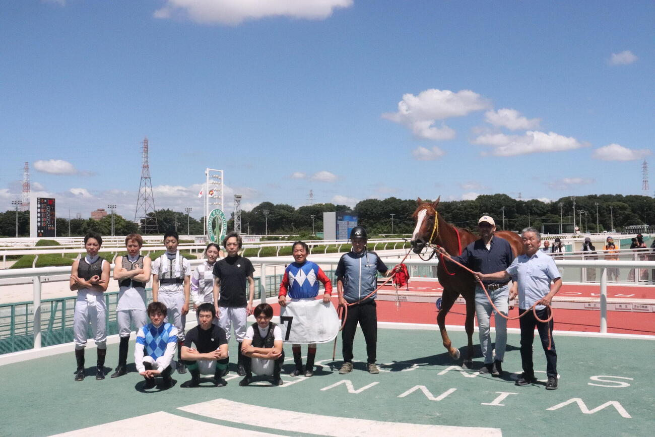 地方競馬の最年長勝利記録を更新した川原正一騎手（右から4人目）