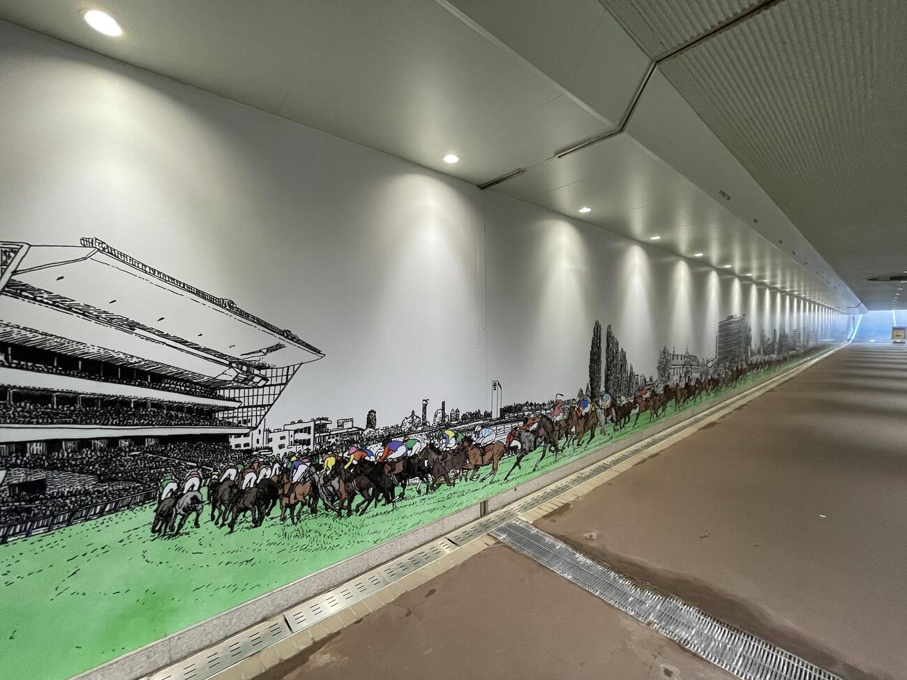 札幌競馬場の地下道に描かれたウォールアート（撮影・奥岡幹浩）