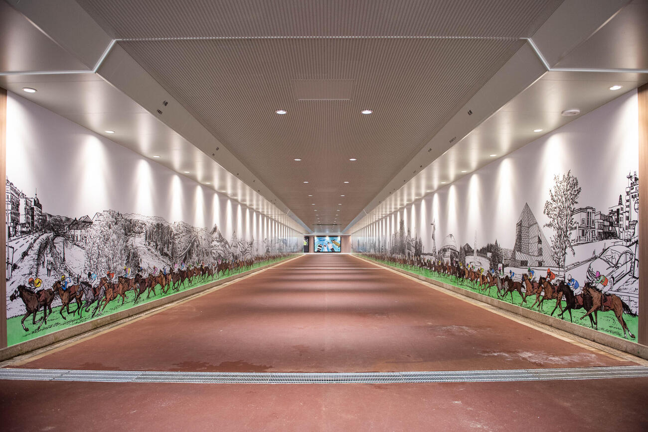 札幌競馬場の地下道ウォールアート「北海道ステークス3,000km」（黒地秀行氏提供）