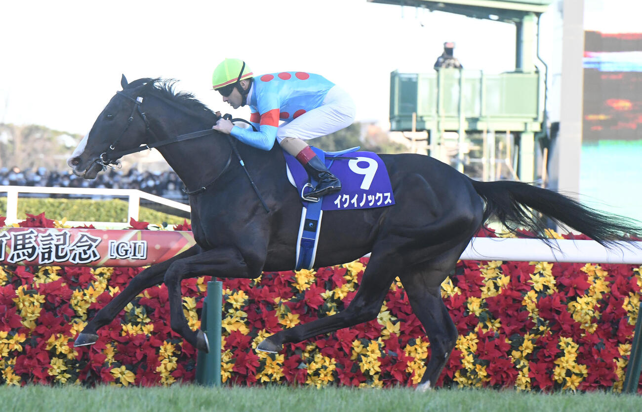 有馬記念を制したイクイノックスとクリストフ・ルメール騎手（22年12月25日撮影）