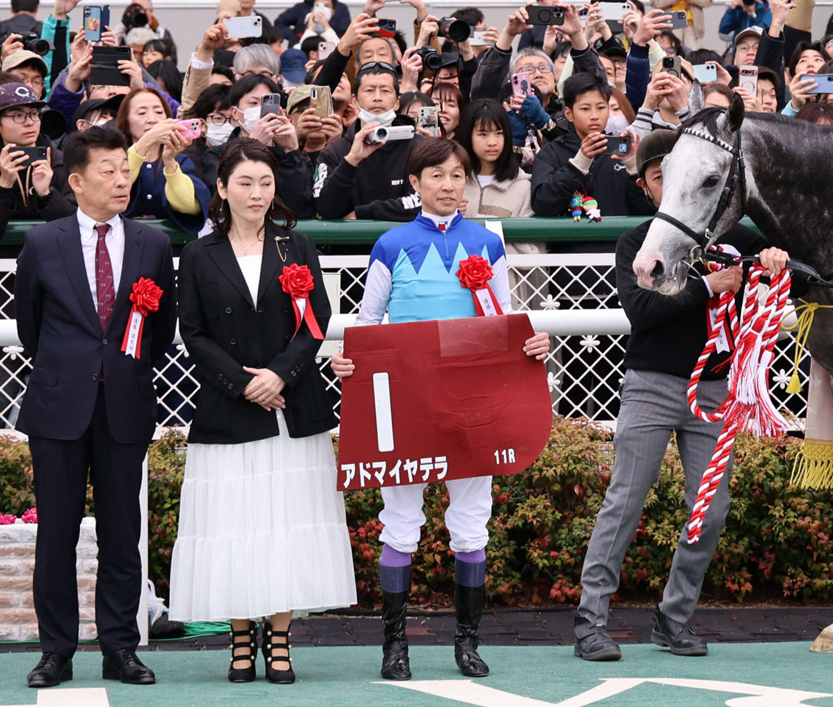 アドマイヤテラと近藤旬子オーナー（左から2人目）（2026年撮影）