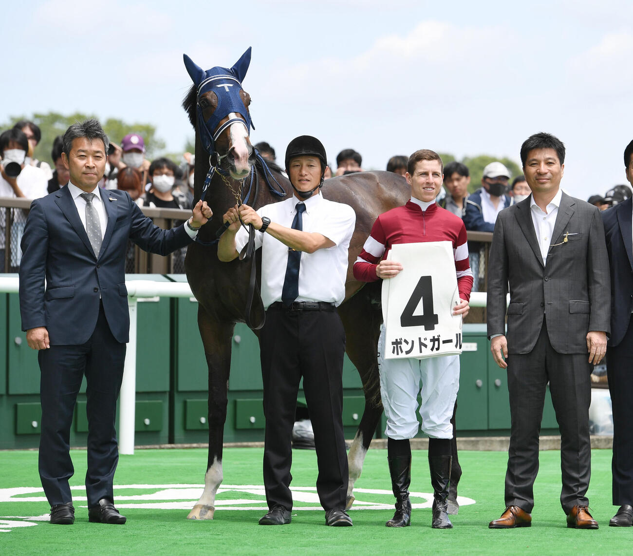 新馬戦を制したボンドガールと手塚調教師（左端）、右から藤田晋オーナー、レーン騎手（2023年6月撮影）