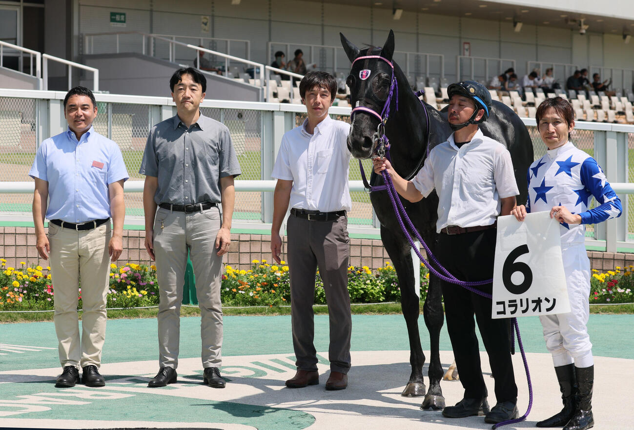 新潟3R、2歳新馬戦を制したコラリオンの口取りをする田辺裕信騎手（撮影・丹羽敏通）